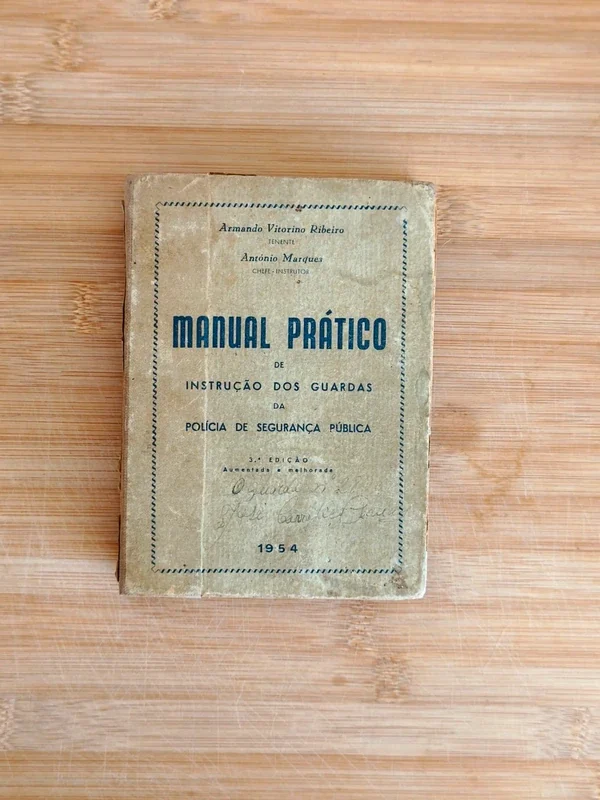 Capa do livro MANUAL PRÁTICO DE INSTRUÇÃO DOS GUARDAS DA POLÍCIA DE SEGURANÇA PÚBLICA