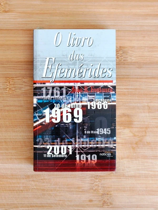 Capa do livro O LIVRO DAS EFEMÉRIDES