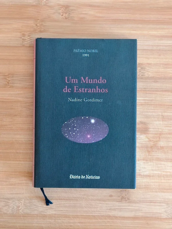 Capa do livro UM MUNDO DE ESTRANHOS